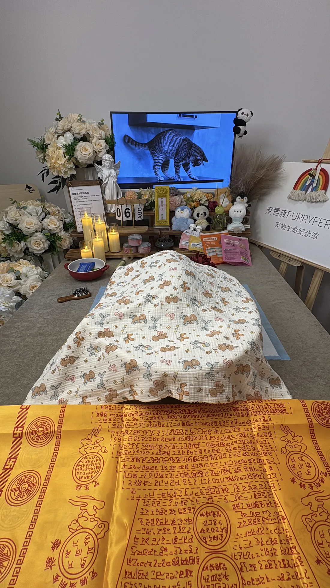 兰州宠物告别仪式中的鲜花与纪念照片